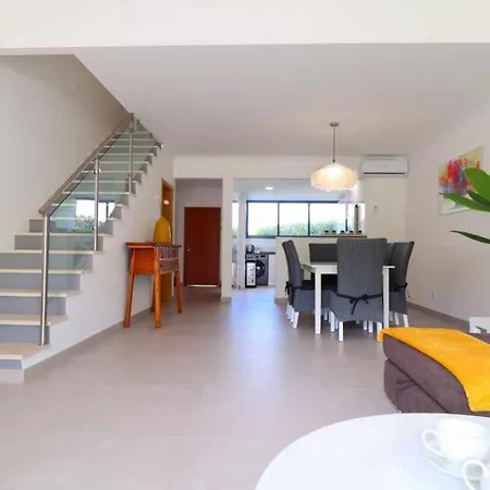 Charm & Pool And Beach & Wi-fi & Bbq & Golf & Albufeira Olhos de Agua (Albufeira)